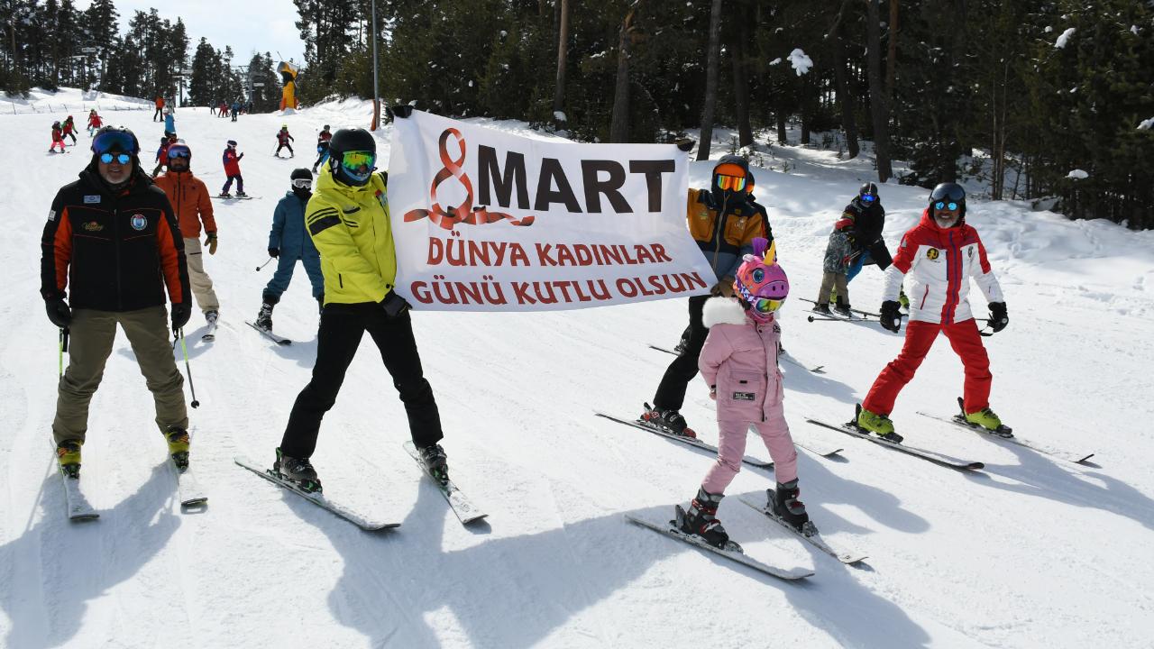Sarıkamış'ta kadın kayakseverlere karanfilli kutlama yapıldı