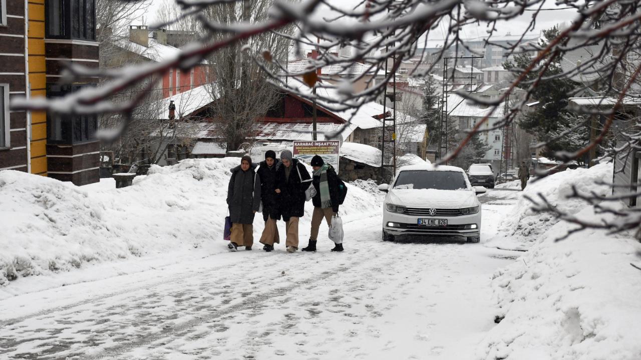 Sarıkamış'ta kar etkili oldu