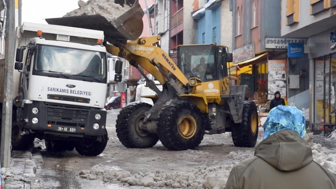 Sarıkamış'ta kar ve buz kütleleri iş makineleriyle taşınıyor