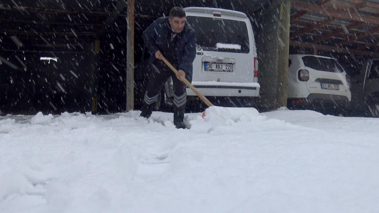 Sarıkamış'ta kar ve soğuk hava devam ediyor