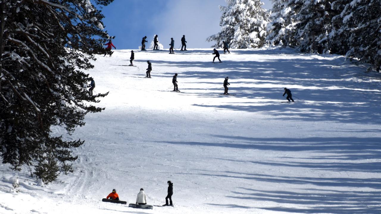 Sarıkamış'ta martta kayak keyfi sürüyor
