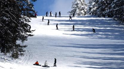 Sarıkamış'ta martta kayak keyfi sürüyor