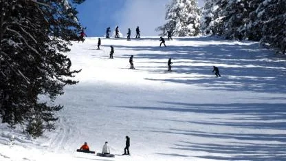 Sarıkamış'ta martta kayak keyfi sürüyor