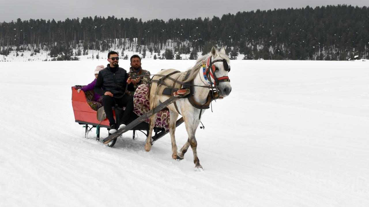Sarıkamış’ta tatilciler karın keyfini çıkardı