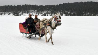 Sarıkamış’ta tatilciler karın keyfini çıkardı