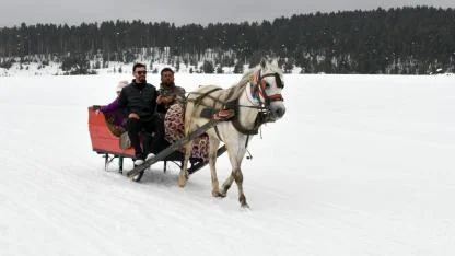 Sarıkamış’ta tatilciler karın keyfini çıkardı