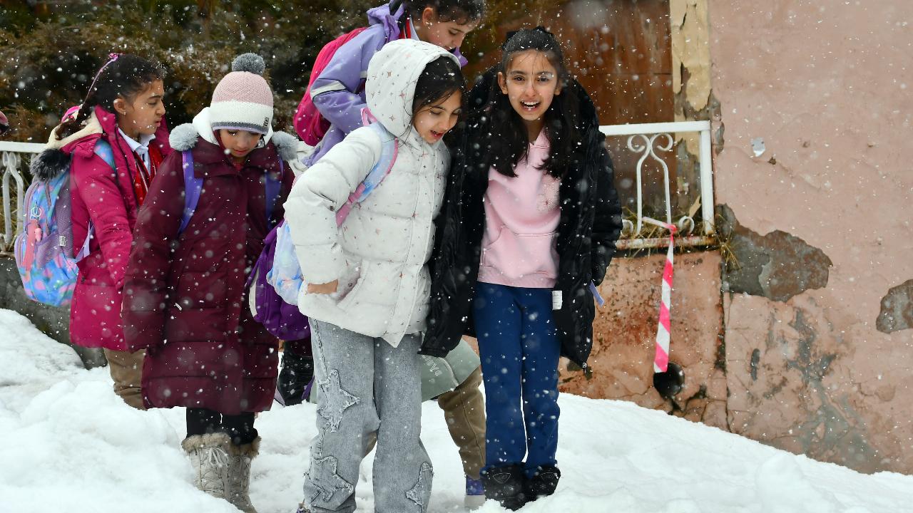 Sarıkamnş'ta ilkbaharda kar etkisini sürdürüyor