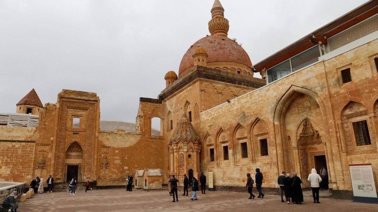 Selçuklu izleriyle yükselen İshak Paşa Sarayı ihtişamıyla göz kamaştırıyor