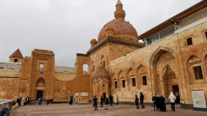Selçuklu izleriyle yükselen İshak Paşa Sarayı ihtişamıyla göz kamaştırıyor
