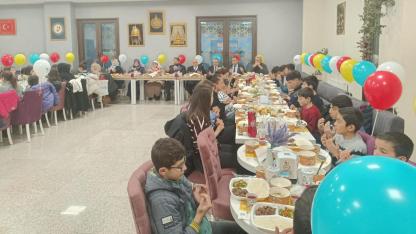 Sevgi evlerindeki çocuklara Ramazan sofrası