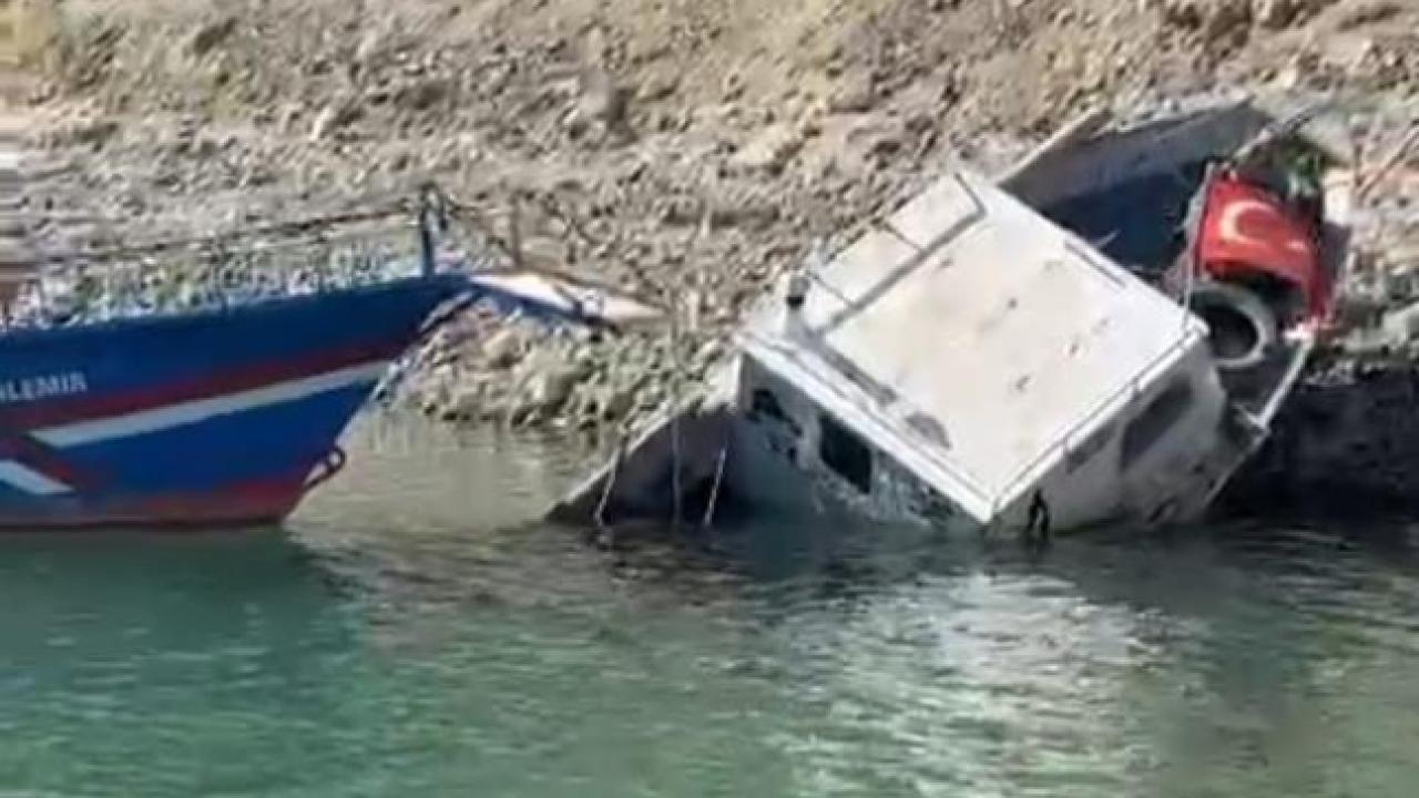 Şiddetli fırtına tekneyi suya gömdü