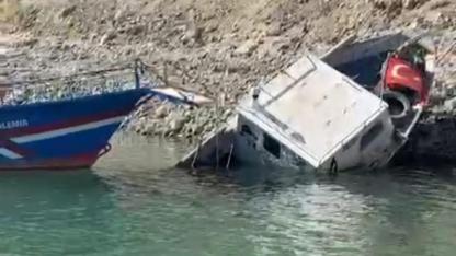 Şiddetli fırtına tekneyi suya gömdü