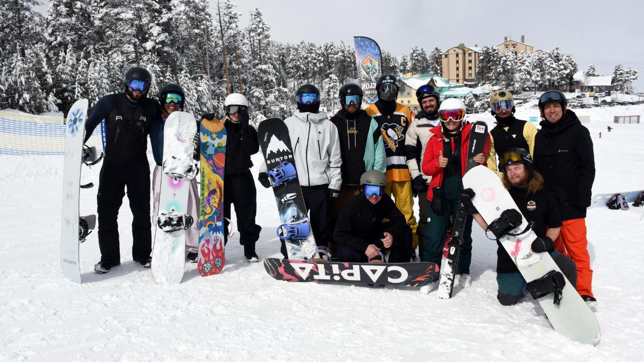 Snowboard tutkunları Sarıkamış'ta karın keyfini çıkardı