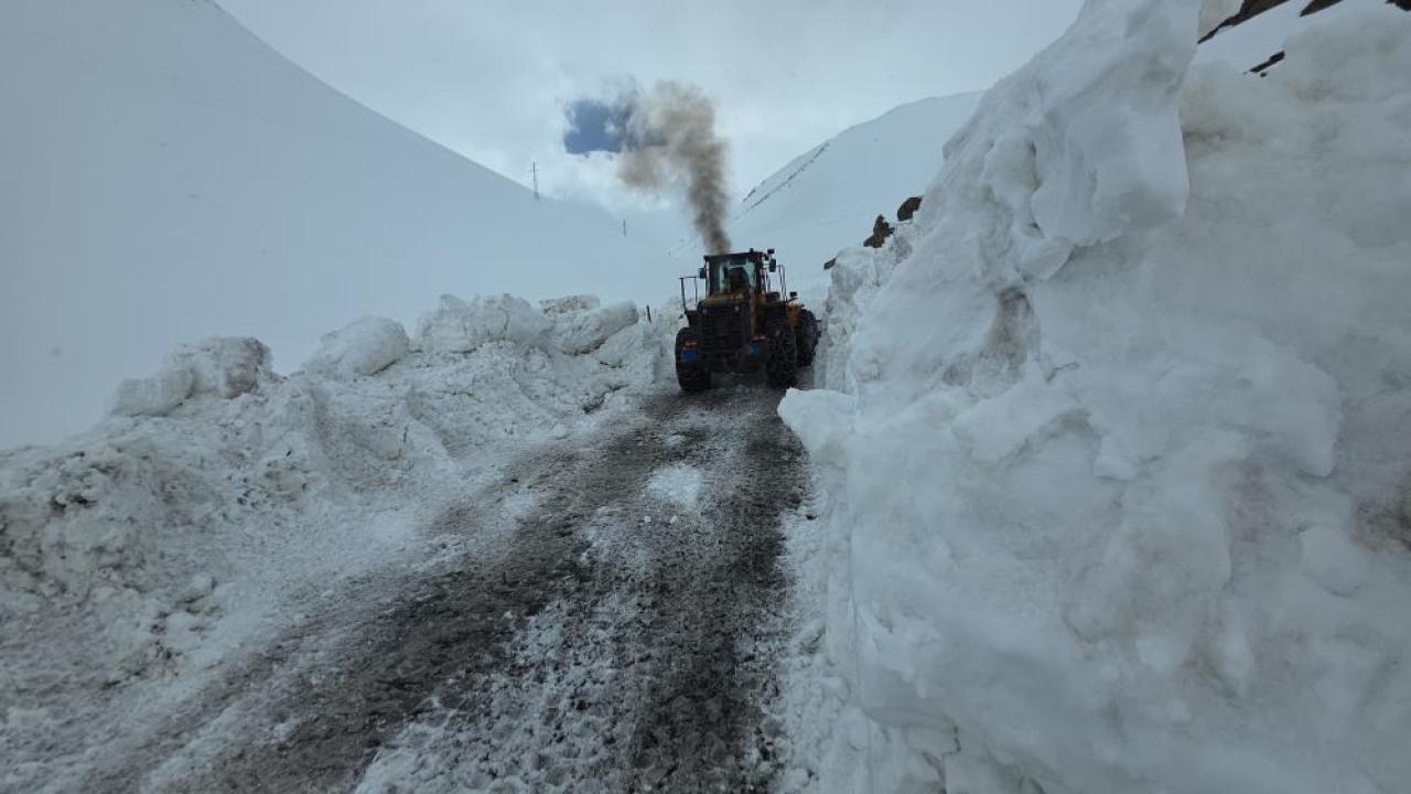 Üç bin rakımlı geçitte kar seviyesi zirveye ulaştı