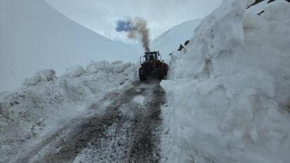 Üç bin rakımlı geçitte kar seviyesi zirveye ulaştı