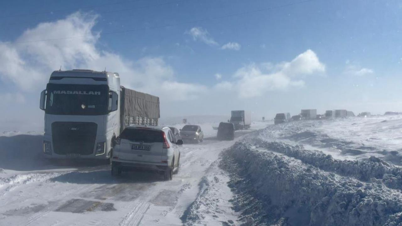 Kars-Göle kara yolu araç geçişlerine kapatıldı