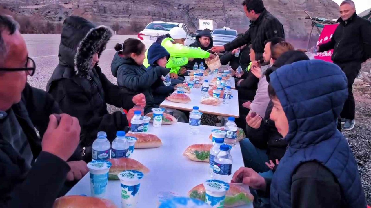 Uzundere’de "yolda iftar" geleneği: Öğrenciler ve öğretmenler yoldan geçen sürücülere iftarlık dağıttı