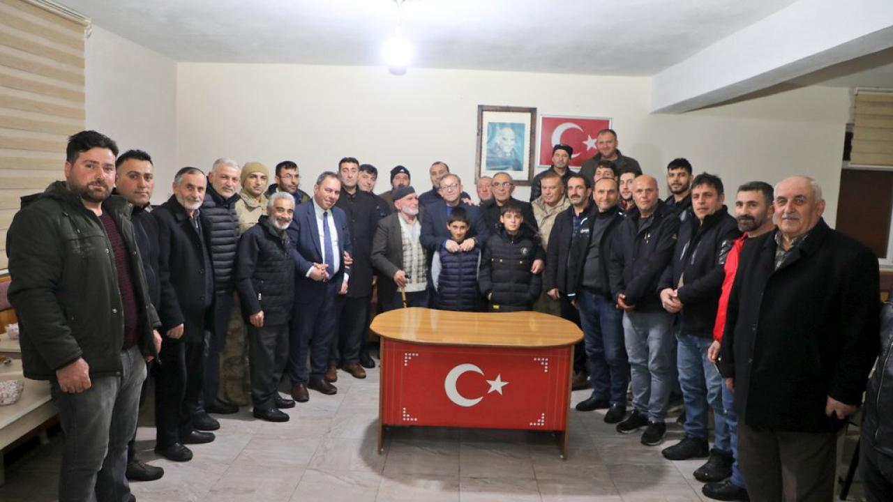 Vali Polat köylerde vatandaşlarla bir araya geldi