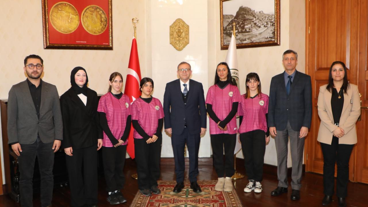 Vali Polat’tan curling takımına tebrik