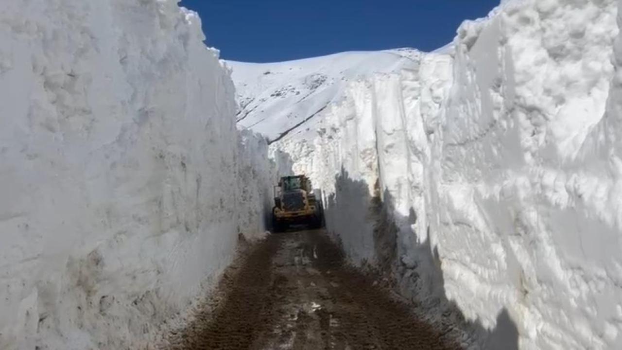 6 metrelik kar altında yollar tünel gibi açıldı