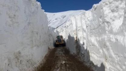 6 metrelik kar altında yollar tünel gibi açıldı