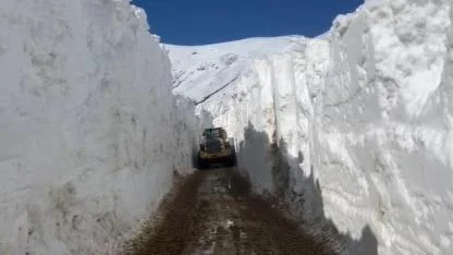 6 metrelik kar altında yollar tünel gibi açıldı