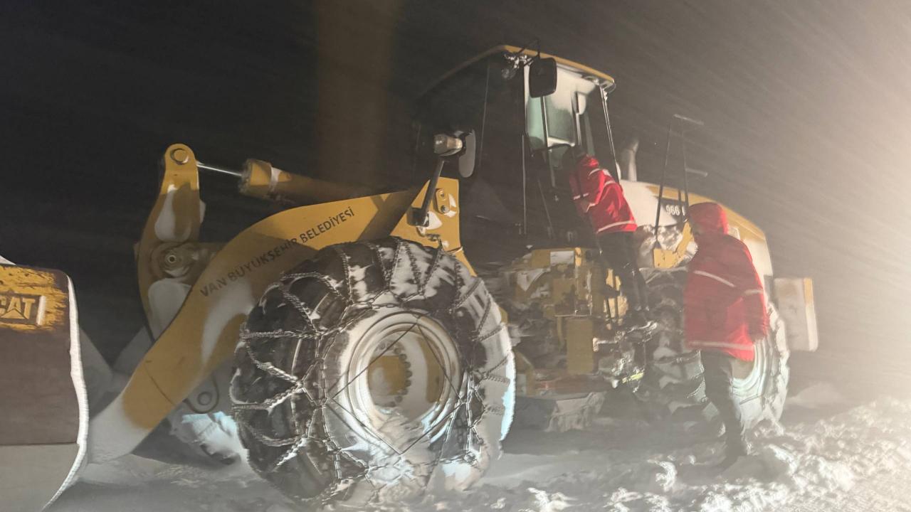 Ağrı-Van hattında kar esareti