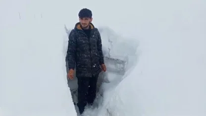 Ağrı’da Nisan ayında etkili olan kar kalınlığı insan boyunu aştı