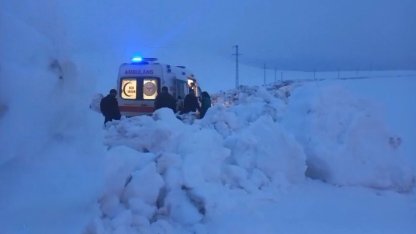 Ağrı’da nisan karı yolu kapattı: Hasta kurtarmaya giden ambulansa ekipler yetişti
