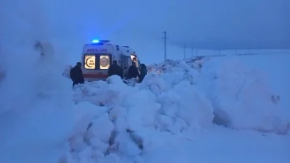 Ağrı’da nisan karı yolu kapattı: Hasta kurtarmaya giden ambulansa ekipler yetişti