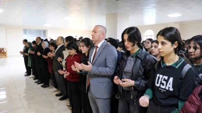 Ağrı’da okullarda eğitim, Kahramanmaraş’ta hayatını kaybedenler için okunan Fatiha ile başladı