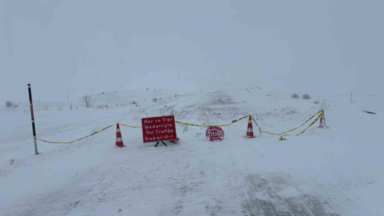 Ardahan-Ardanuç kara yolu kar ve tipi nedeniyle ulaşıma kapatıldı