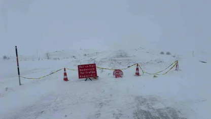 Ardahan-Ardanuç kara yolu kar ve tipi nedeniyle ulaşıma kapatıldı