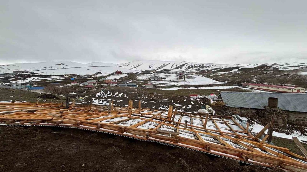 Ardahan’da şiddetli rüzgar çatıları uçurdu