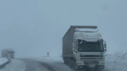 Ardahan yollarında kar ve tipi etkili oldu