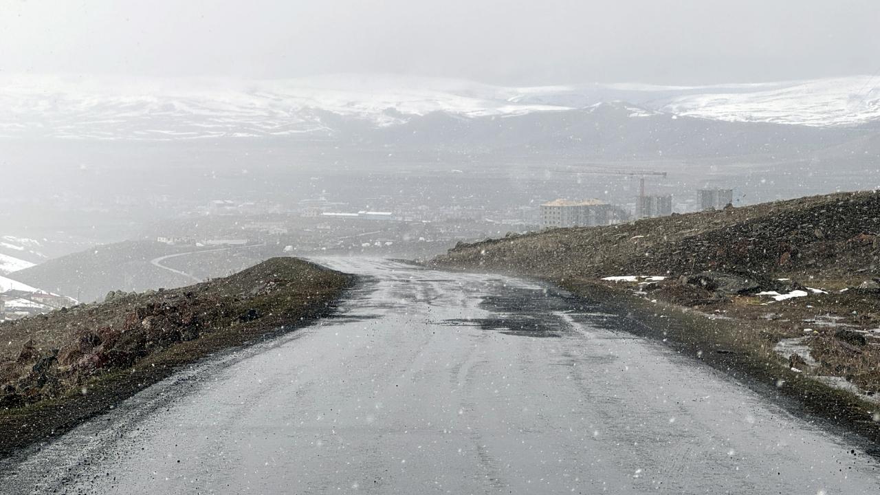 Ardahan'ın yüksek kesimleri beyaza büründü