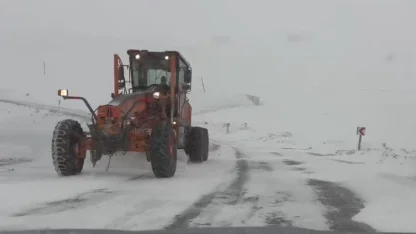 Ardahan’ın yüksek kesimlerinde kar ve tipi ulaşımı aksatıyor