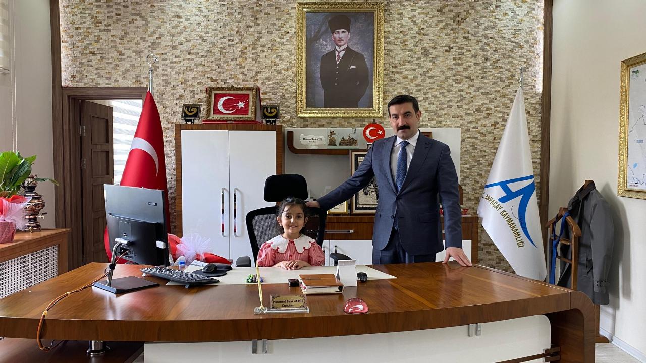 Arpaçay’da minikler makam koltuğunda