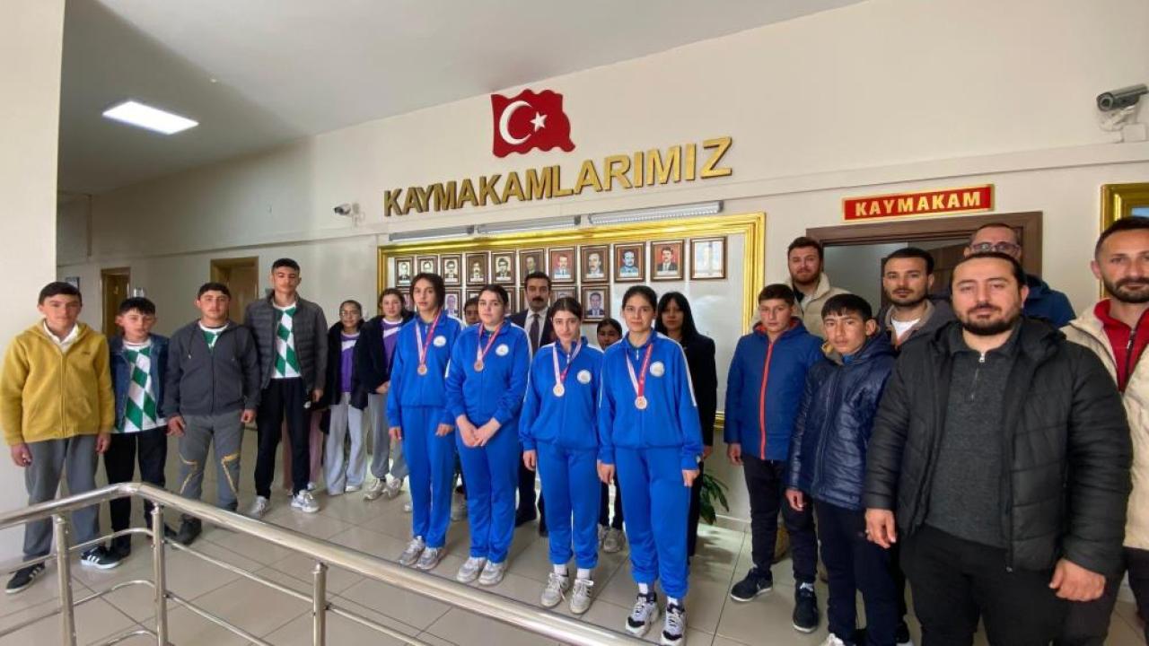 Arpaçay’da öğrencilerden gururlandıran tablo