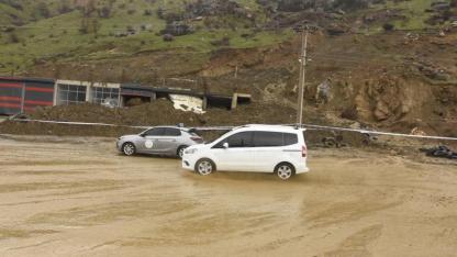 Aynı bölgede ikinci kez heyelan meydana geldi yol kapandı