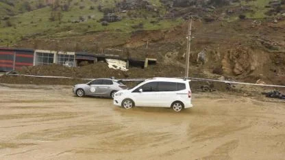 Aynı bölgede ikinci kez heyelan meydana geldi yol kapandı