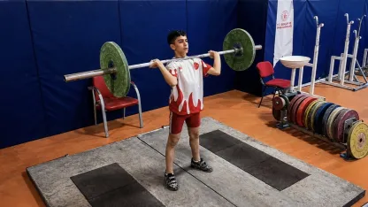 Azimle başladığı halterde 12 yaşında Türkiye şampiyonluğuna ulaştı