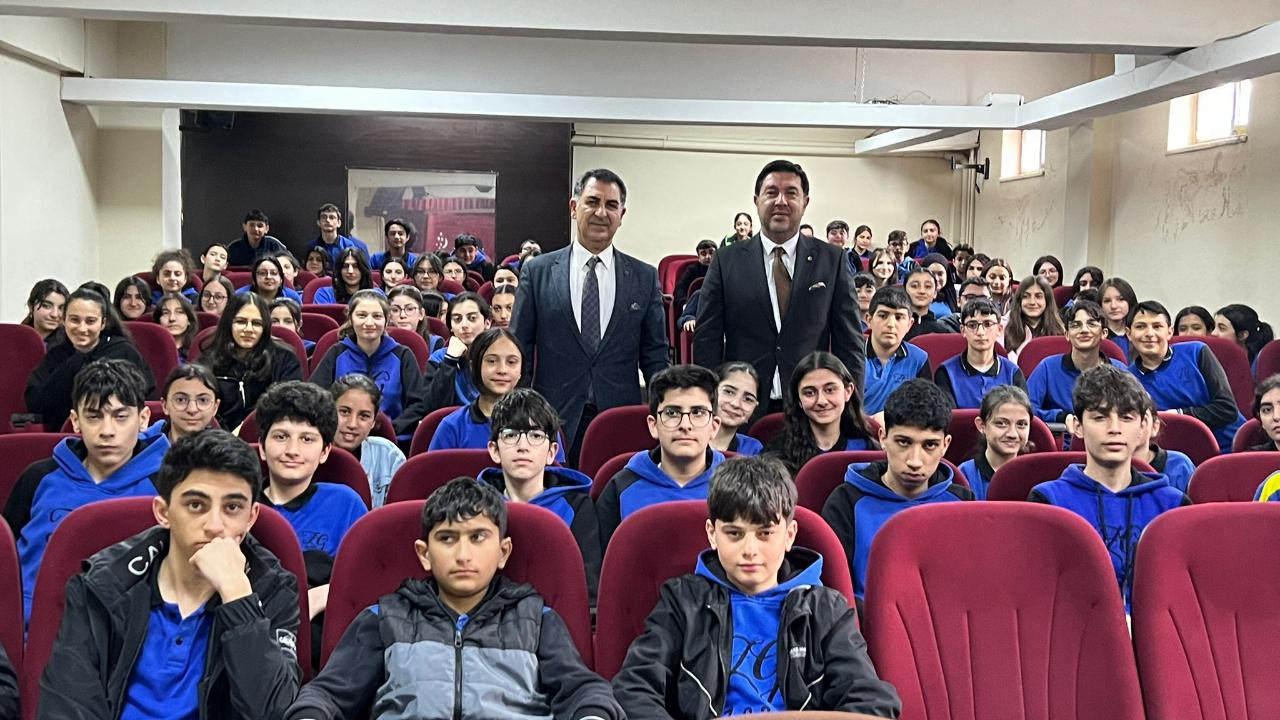 Başkan Bozan deneyimlerini gençlerle paylaştı