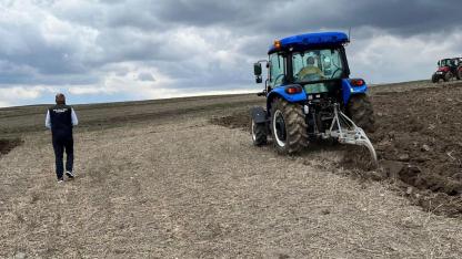 Başkan Müçük’ten tarlada çiftçiye destek