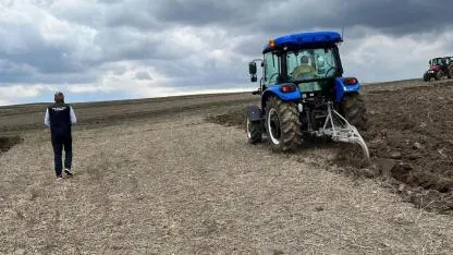 Başkan Müçük’ten tarlada çiftçiye destek