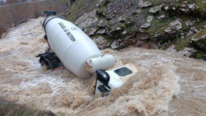 Beton mikseri dereye uçtu, kayıp sürücü aranıyor