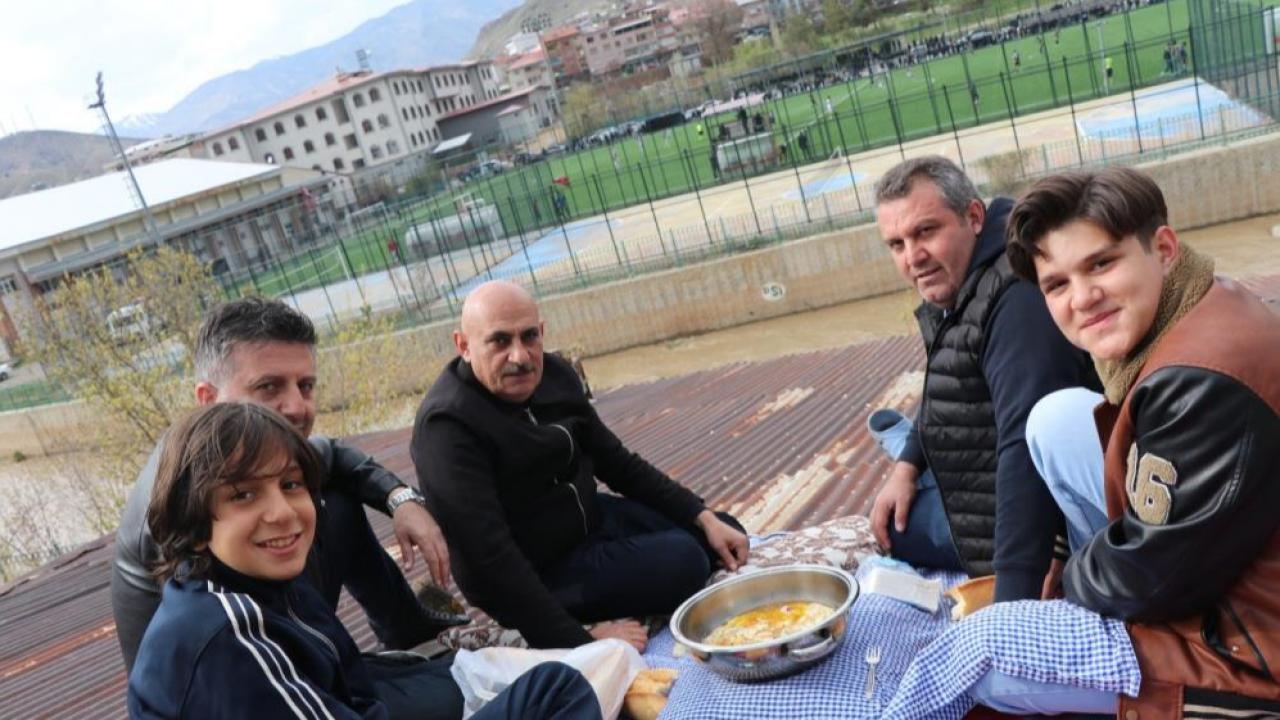 Çatıda kaygana yiyerek maç izlediler