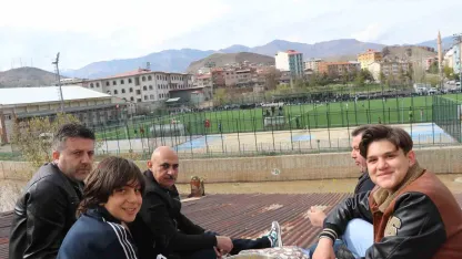 Çatıda kaygana yiyerek maç izlediler