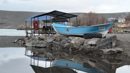 Çıldır Gölü’nde buzlar erimeye başladı