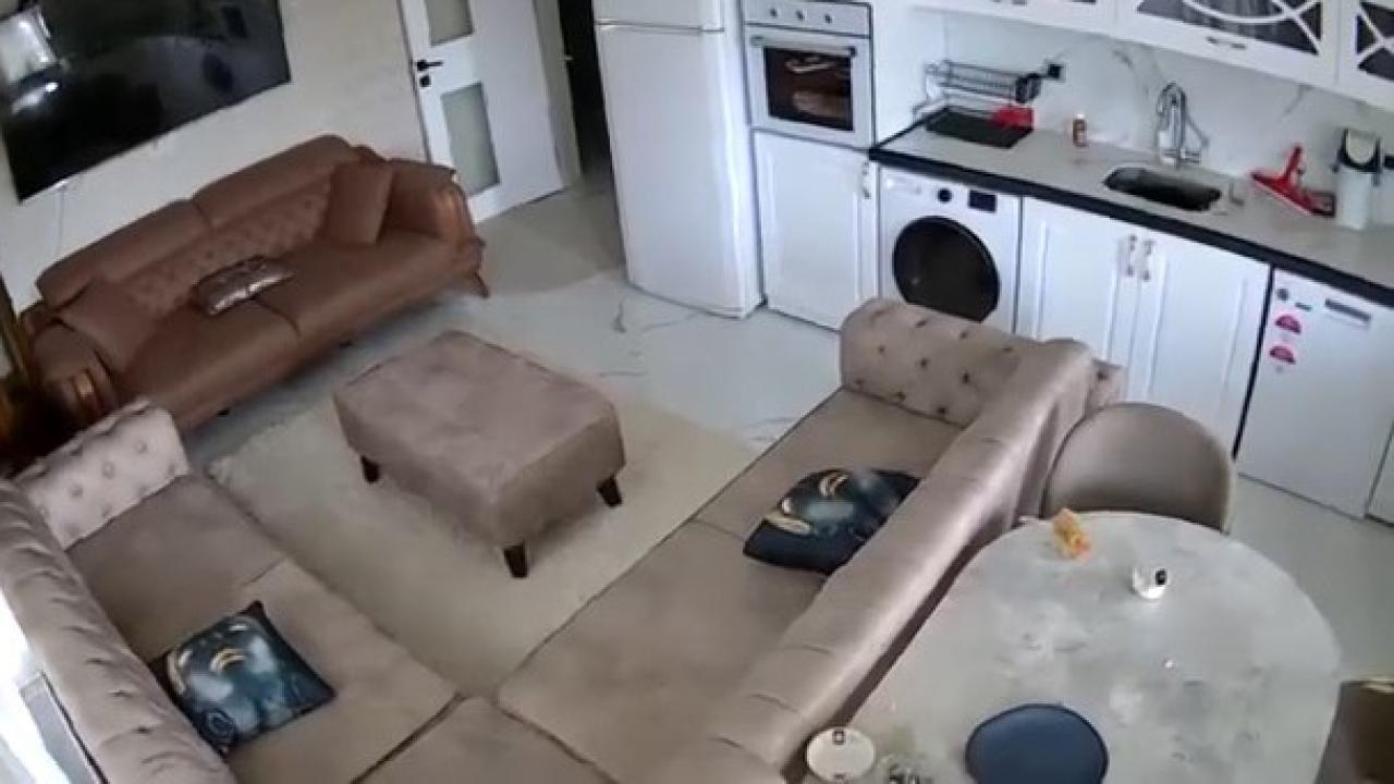 Deprem anı güvenlik kamerasında